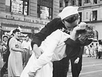Этот снимок известен в мире как "Поцелуй", но его настоящее название "День победы над Японией на Таймс-сквер"