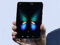 Компания Samsung официально представила новый смартфон Galaxy Fold с гибким экраном