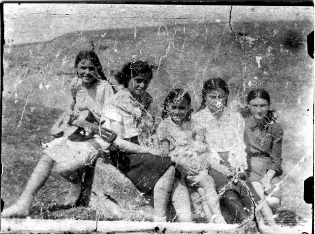 Эту фотографию дочери Элеоноры (в центре), сделанную за несколько недель до начала войны, Печерский пронес через все лагеря