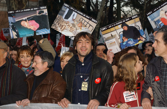 Хавьер Бардем на демонстрации в Мадриде против войны в Ираке (2003) 