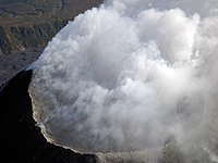  Вулкан Карымский на Камчатке выбросил столб пепла на высоту до двух километров