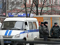 В Москве автомобиль врезался в автобусную остановку