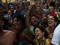 Первый день бразильского карнавала: обнаженные под дождем