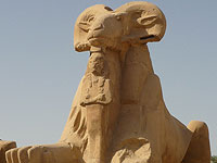 На берегу Нила найден сфинкс с головой барана времен деда Тутанхамона
