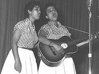 Йона Атари (слева) и Метти Эйнав в 1958 году  