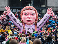 Фигура Греты Тунберг на ежегодном параде в Дюссельдорфе, 4 марта 2019 года