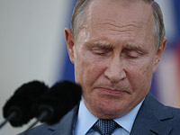 Путин подписал законы о блокировке "фейковой" информации и наказании за оскорбление власти