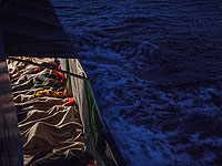 Мигранты захватили спасший их корабль и заставили экипаж взять курс на Европу  