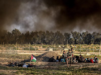 Участники "марша" около границы Газы