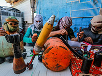 Боевики готовят взрывные устройства для атак против израильских военных на границе Газы