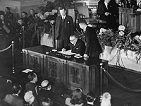 Министр иностранных дел Великобритании Эрнест Бевин и посол Великобритании в США Оливер Фрэнкс во время  подписания Североатлантического договора. Вашингтон, 4 апреля 1949 года