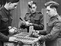 Военнослужащие британской армии с почтовыми голубями, 1941 год