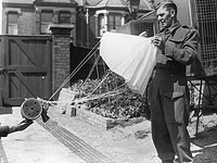 Подготовка к отправке почтового голубя, 1945 год