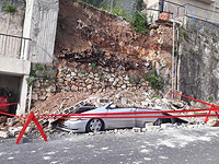 В Хайфе обрушившаяся стена раздавила автомобиль