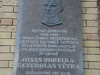 В Литве кувалдой разбита мемориальная доска нацистскому преступнику
