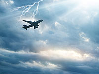 В самолет, прибывший в Москву из Нью-Йорка, при заходе на посадку ударила молния