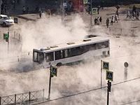 В Санкт-Петербурге автобус с пассажирами провалился в яму 