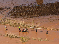     Жертвами наводнений и оползней в ЮАР стали не менее 70 человек