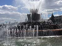 В Москве на ВДНХ загорелся отреставрированный фонтан "Каменный цветок"