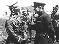 Генерал Антони Листовски (слева) во время беседы с Симоном Петлюрой (справа)