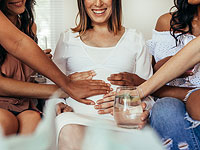 Результаты исследований: беременностью можно "заразиться" от подруг