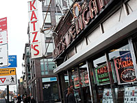 Ресторан еврейской кухни Katz&#8217;s Delicatessen в Нью-Йорке
