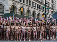 Туник провел в Нью-Йорке "голую акцию" против цензуры в Instagram и Facebook 