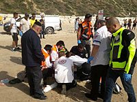 Парамедики пытаются спасти жизнь мужчины, пострадавшего на пляже в Нетании