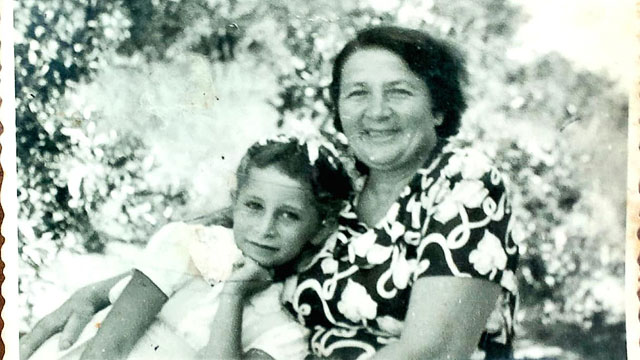 Пятилетняя Нехама с матерью в поселке Херут в 1950 году 