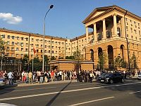 К месту пикета у управления МВД в Москве выстроилась очередь