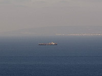 Грузовое судно около побережья Хайфы (иллюстрация)  