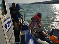 Полиция спасла на озере Кинерет двух взрослых и четырех детей, плававших на резиновой лодке  