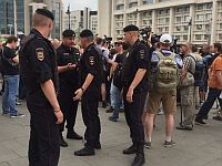 В Москве начинается шествие, к Чистым прудам подогнали автозаки