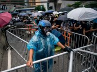 В Гонконге полиция пытается разогнать демонстрантов