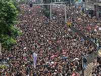 Два миллиона человек вышли на улицы Гонконга