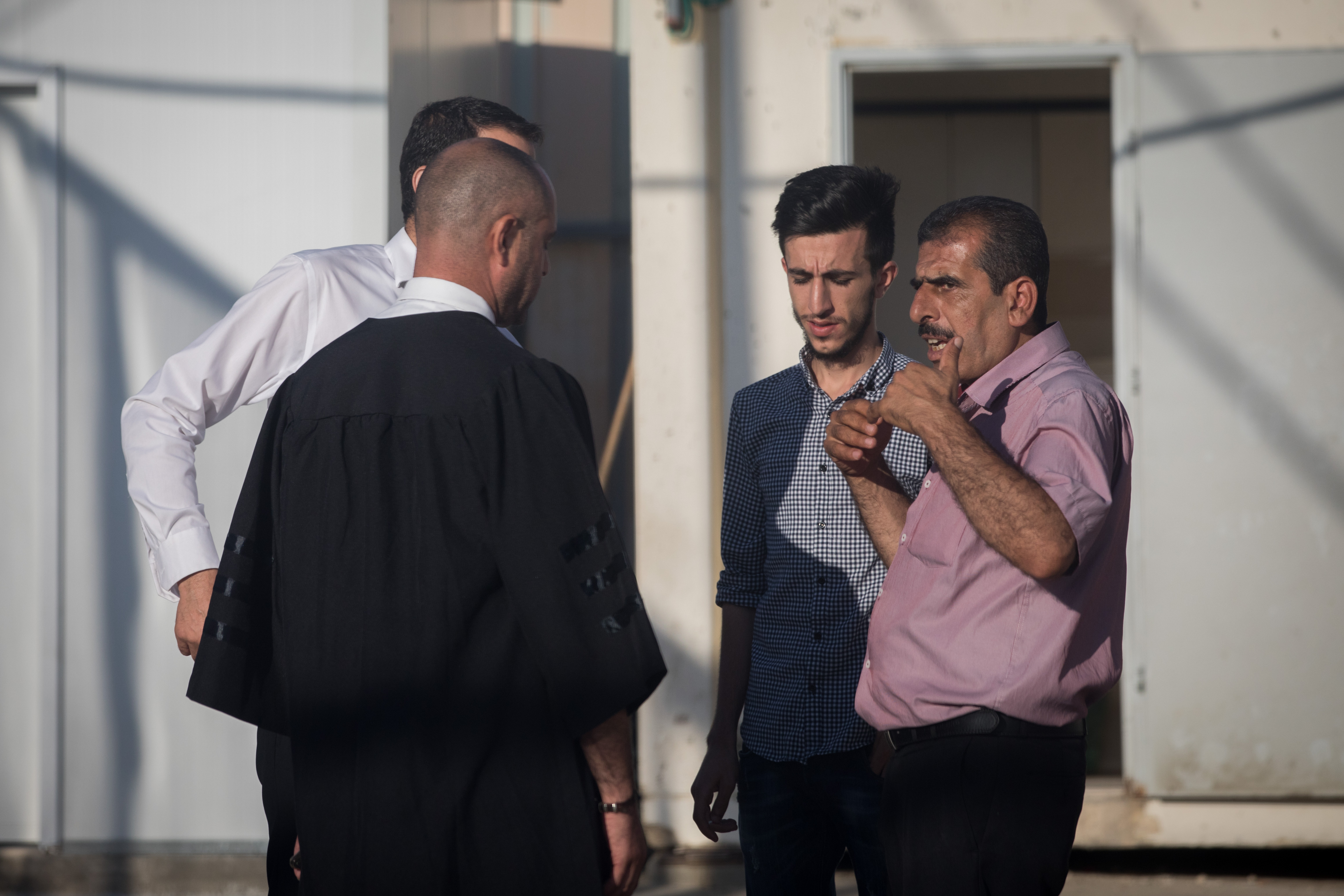 Родственники и адвокаты Махмуда Назами Катусэ у ворот военной тюрьмы Офер