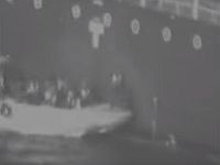 ВМС США опубликовали видео, как команда иранского катера снимает мину с танкера