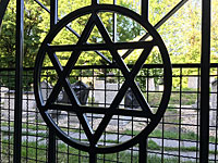 Вандалы совершил "налет" на одно из еврейских кладбищ ЮАР