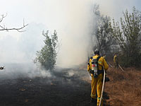 Тушение пожара на израильской территории около границы сектора Газы