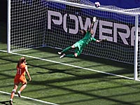 Даниэль ван де Донк (Арсенал) пробила метров с 20 - мяч попал в перекладину