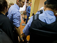 Лидер российской оппозиции Алексей Навальный проведет за решеткой десять суток