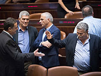 Партия "Авода", избравшая нового лидера Амира Переца, также усиливается и набирает 8 мандатов