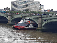 В Лондоне экскурсионный катер врезался в Вестминстерский мост через Темзу