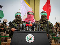 Представитель боевого крыла ХАМАСа, "Бригад Изаддина аль-Касама", известный как Абу Убайда (в центре)