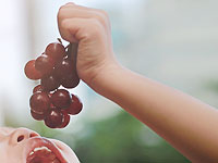 Врачи пытаются спасти жизнь трехлетнему ребенку, подавившемуся виноградом