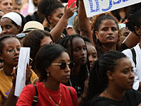 Возле отделения полиции в Хайфе проходит пикет представителей эфиопской общины