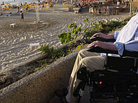 На пляже Ришон ле-Циона появились кресла, позволяющие инвалидам искупаться в море