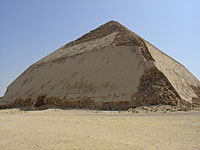 В Египте открылась для туристов Ломаная пирамида Снофру
