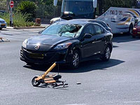 В Тель-Авиве автомобиль сбил женщину на самокате