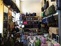 В Тель-Авиве обнаружен магазин и склад якобы "фирменных" сумок и кошельков